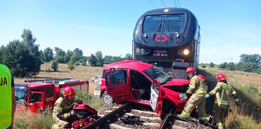 Groźny wypadek koło Kutna. Samochód wjechał pod pociąg towarowy. Jedna osoba ranna