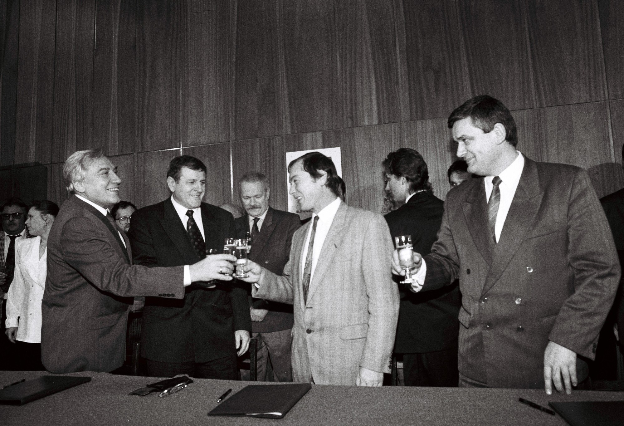 Zľava predseda RSS Pavol Delinga, predseda HZDS Vladimír Mečiar, predseda RZS Ján Ľupták a predseda SNS Ján Slota v roku 1994.