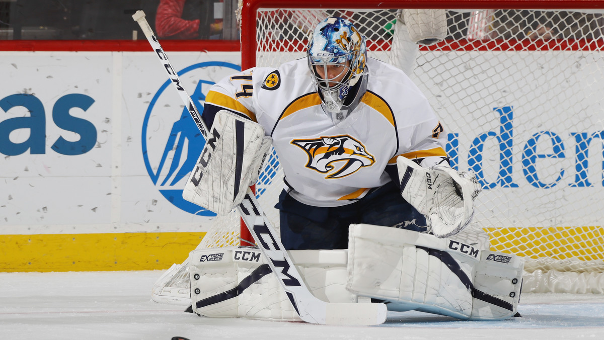 Juuse Saros coraz częściej wygryza ze składu Pekka Rinne i zajmuje miejsce w bramce Nashville Predators. Młodszy z fińskich golkiperów zanotował właśnie pierwsze w karierze czyste konto w NHL. Drapieżnicy z Nashville ograli St. Louis Blues 4:0.