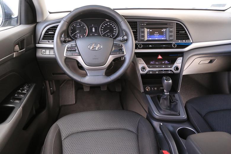 Hyundai Elantra 1.6 MPI bez zarzutu i... zachwytu (Test