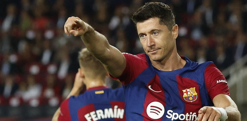 Samobój legendy futbolu uratował Barcelonę! Nieskuteczny Lewy [WIDEO]