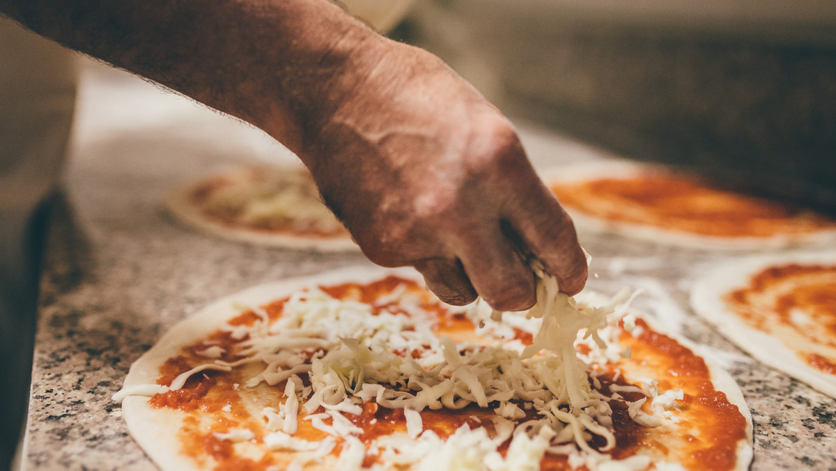 "Pizze grozy" podbijają świat. Włosi alarmują przed mięsem węża i... ananasem