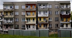 "Bo zupa się wylewała". W Piekarach Śląskich prostują bloki