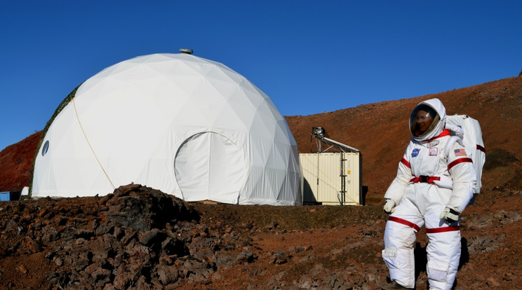 A marsi viszonyokat a hawaii Mauna 
Loa vulkán kietlen lankáin szimulálták, 
a kutatók csak szkafanderben hagyhatták el a bázist /Fotó: NORTHFOTO