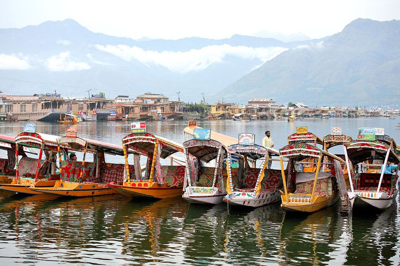 Srinagar, łodzie mieszkalne na jeziorze Dal