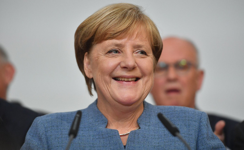 Zdaniem dziennika, "niemiecka kanclerz wygrała czwartą kadencję, ale mierzy się z trudnym zadaniem stworzenia stabilnej koalicji po szybkim wzroście popularności radykalnej prawicy", a jej zwycięstwo może być "pyrrusowe"