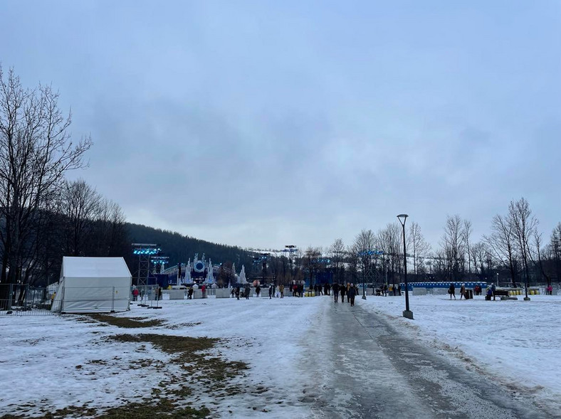 W pobliżu sceny przechadza się sporo ludzi w ciągu dnia