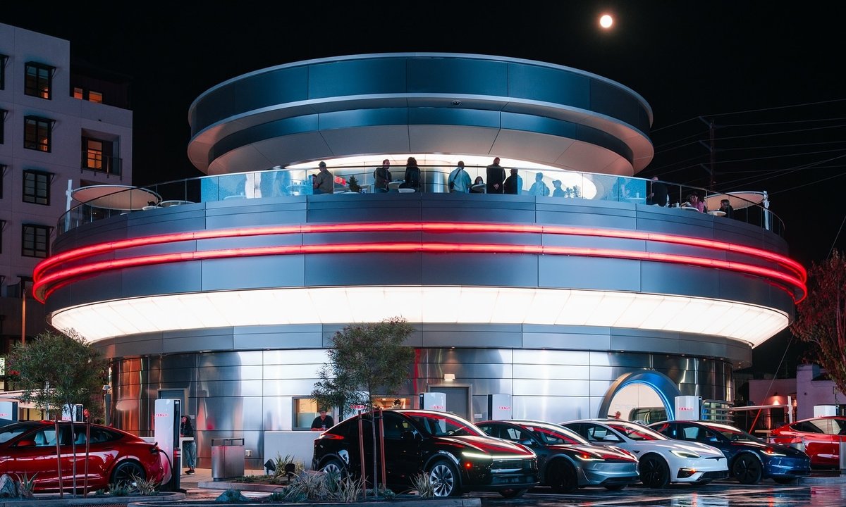 Tesla Diner. Elon Musk otworzył restaurację, w której pracują roboty