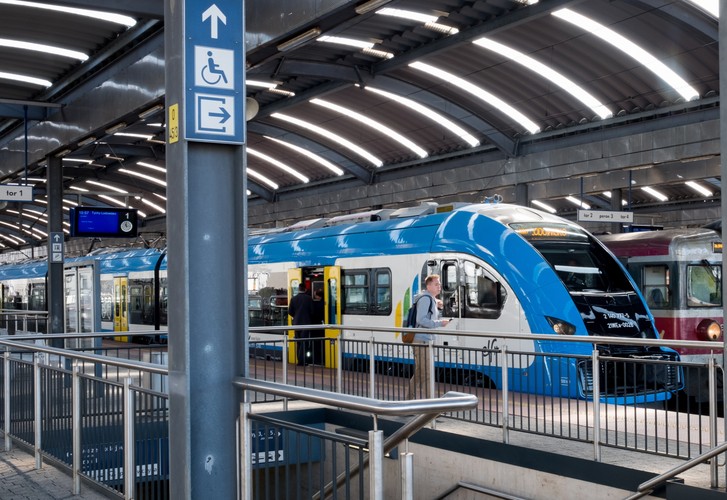 Pociąg Elf2 na Dworcu Głównym w Katowicach  <br><br>fot. (nlat) PAP/Andrzej Grygiel