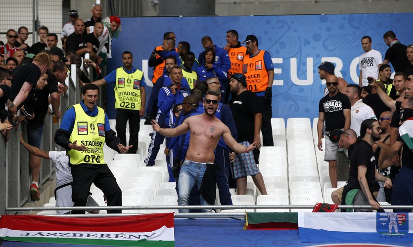 To nie są grzeczni chłopcy. Węgrzy bili się z Policją w trakcie meczu z Islandią