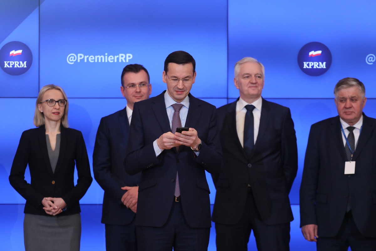 Premier Mateusz Morawiecki uczestniczy w Tweetupie na spotkaniu z dziennikarzami i internetowymi liderami opinii.