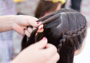 Trakciona alopecija je oblik opadanja kose izazvan stalnim zatezanjem ili čupanjem kose zbog čvrstih frizura