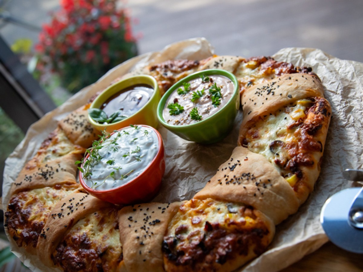 Pizza zawijana z przepisu Ewy Wachowicz będzie świetnym daniem w weekend