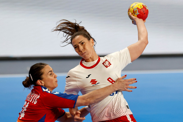 Reprezentantka Polski Monika Kobylińska (P) w starciu z Serbką Jovaną Kovasevic (L) podczas meczu mistrzostw świata