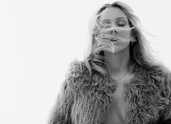 Ellie Goulding odgrywa się na byłym kochanku