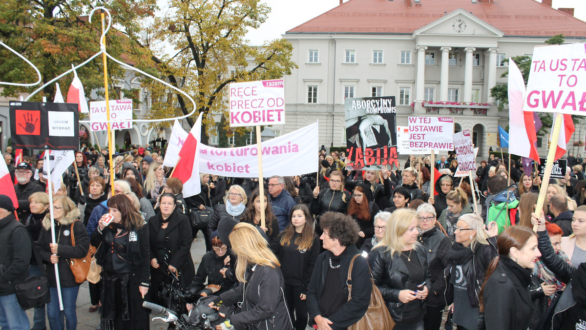 Mieszkanki Kielc znowu włączają się w ogólnopolski strajk kobiet. W ciągu kilkunastu dni już po raz drugi wyjdą na ulice, by wyrazić swój sprzeciw wobec prób zaostrzenia prawa aborcyjnego w Polsce. Początek drugiej rundy "czarnego protestu" w poniedziałek na kieleckim Rynku o godzinie 16.30.