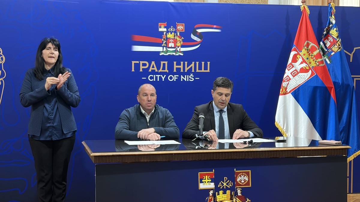 Tumač za znakovni jezik na konferencijama za medije Grada Niša