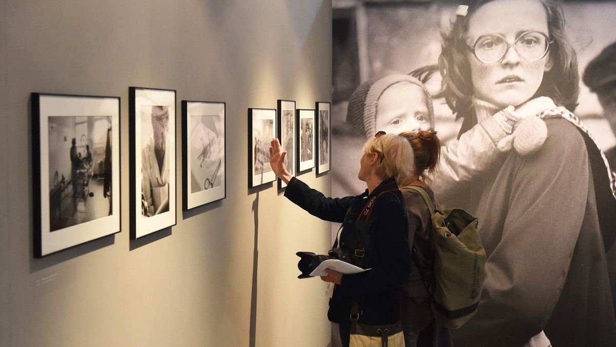 Zdjęcia reportażowe przedstawiające przede wszystkim Polskę czasów przełomu solidarnościowego lat 70. i 80. XX wieku można oglądać od niedzieli na wystawie "Fotoreporterzy" prezentowanej przez Muzeum Historii Fotografii w Krakowie.