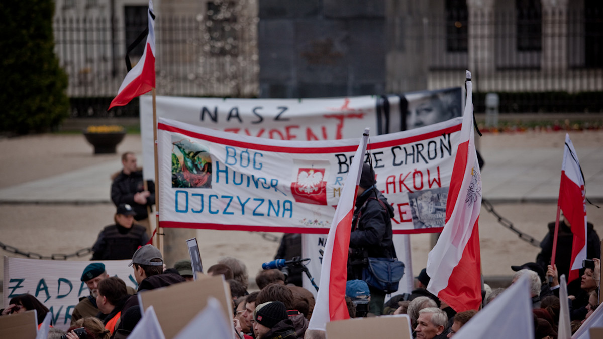 Rano prezes PiS wraz z innymi politykami tej partii złożył wieniec przed Pałacem Prezydenckim. Przy wieńcu ustawione zostało zdjęcie pary prezydenckiej Marii i Lecha Kaczyńskich.