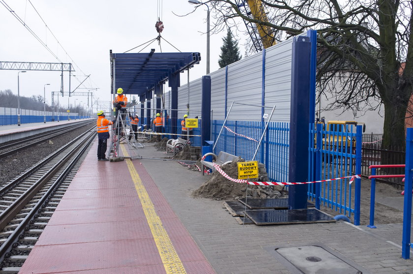 Montują wiaty na stacji Poznań Dębiec