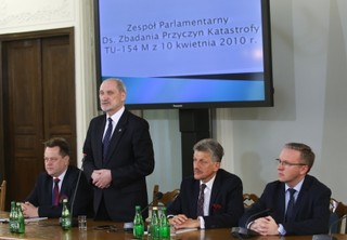 Nowy raport Macierewicza o katastrofie smoleńskiej: Seria wybuchów na pokładzie TU-154M