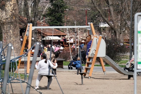 Psiholozi poručuju: Počnite malo da IGNORIŠETE DECU! Ovo kako ih sada vaspitavate šteti i vama i njima