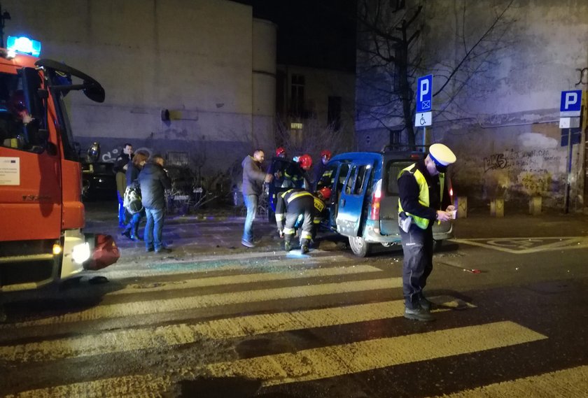 Wypadek na Gdańskiej. Skoszony znak i przewrócone auto