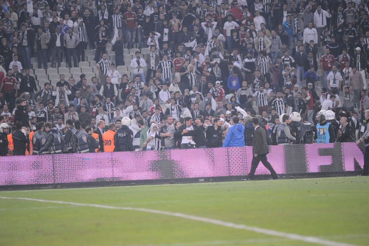 Awantura w Stambule. Krzesła latały po boisku