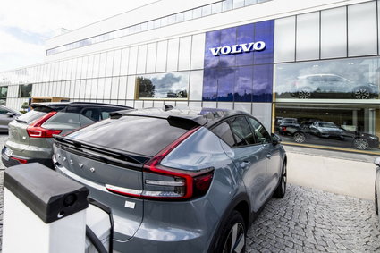 Akcje Volvo spadają o 14 proc. do rekordowo niskiego poziomu