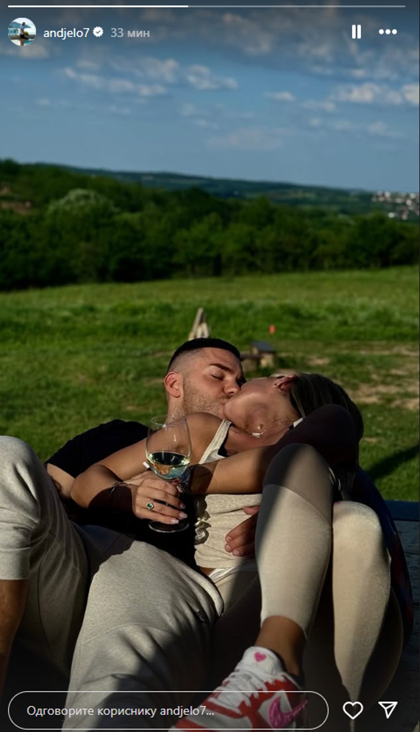 Anđelo sa novom devojkom