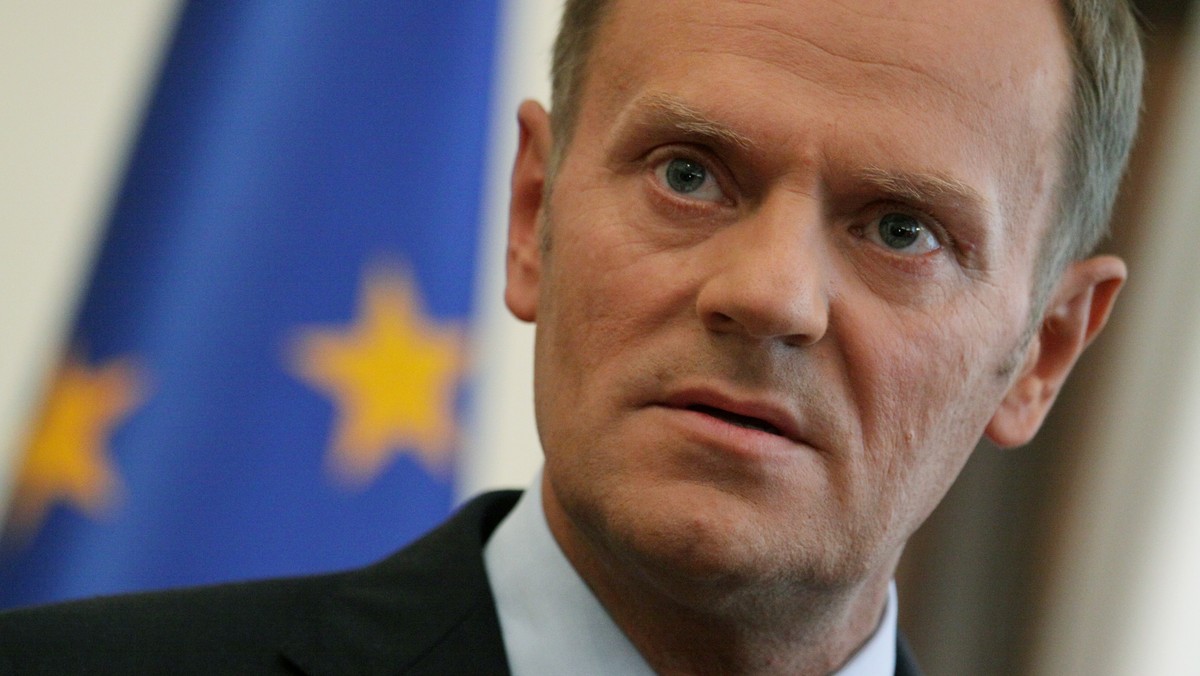 Premier Donald Tusk skomentował dzisiejsze odsłonięcie tablicy upamiętniającej ofiary katastrofy smoleńskiej. Tablica została umieszczona na budynku Pałacu Prezydenckiego. - To przejaw dobrej woli - mówił Tusk. Szef rządu zabrał także głos w sprawie zamieszania, jakie narosło wokół krzyża sprzed Pałacu, podkreślając, że "trzeba krok po kroku sprawę kończyć".