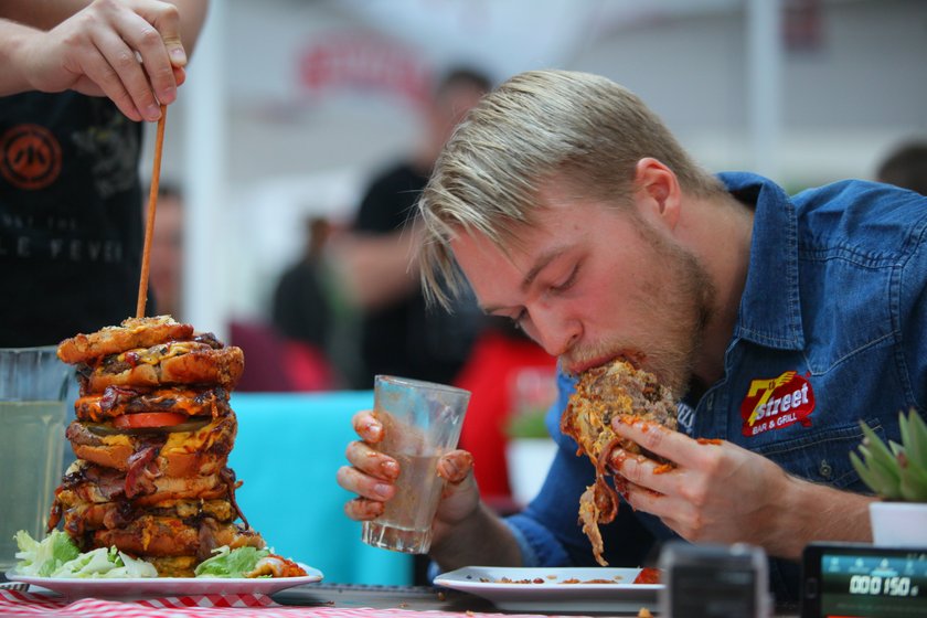 Artur bije rekord w ilości jedzenia burgera - ponad 4 kg