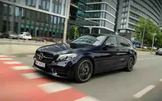 Mercedes C 300e T – kombi musi mieć bagażnik!