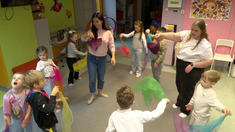 Ukrajinska deca imaju različite časove u novoj školi u Varšavi, između ostalog jogu i ples | Foto: BBC