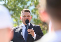 Nowy sondaż CBOS zmartwi Kaczyńskiego i Tuska. Za to ucieszy Mentzena