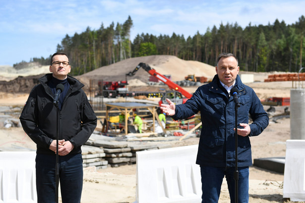 Prezydent Andrzej Duda i premier Mateusz Morawiecki na terenie budowy kanału żeglugowego na Mierzei Wiślanej