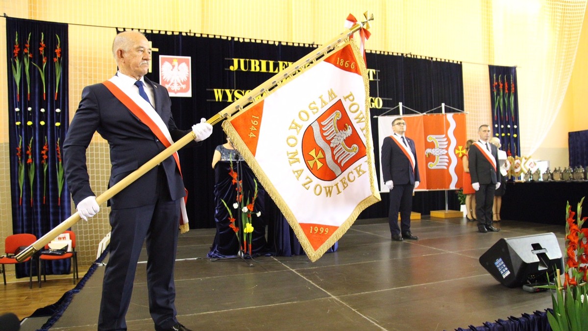 Od mszy celebrowanej przez biskupa drohiczyńskiego oraz uroczystej sesji rady powiatu rozpoczęły się wczoraj uroczystości związane z jubileuszem 150-lecia Powiatu Wysokomazowieckiego. Na uroczystości przybyli ministrowie, parlamentarzyści, samorządowcy, w tym Marszałek Województwa Podlaskiego Jerzy Leszczyński i Członek Zarządu Województwa Podlaskiego Stefan Krajewski, duchowieństwo, w tym biskup drohiczyński Tadeusz Pikus, komendanci służb mundurowych. Wszystkich powitał starosta wysokomazowiecki Bogdan Zieliński.