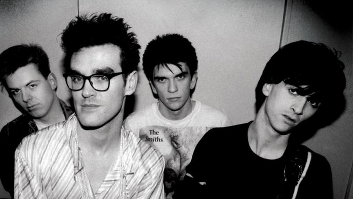 Gitarzysta The Smiths Johnny Marr 30 października 2013 kończy 50 lat. Ale to tylko jeden z setki powodów, aby mówić o tej brytyjskiej kapeli. Bo choć The Smiths nie istnieją od 1987 roku, wciąż skutecznie nie pozwalają o sobie zapomnieć.