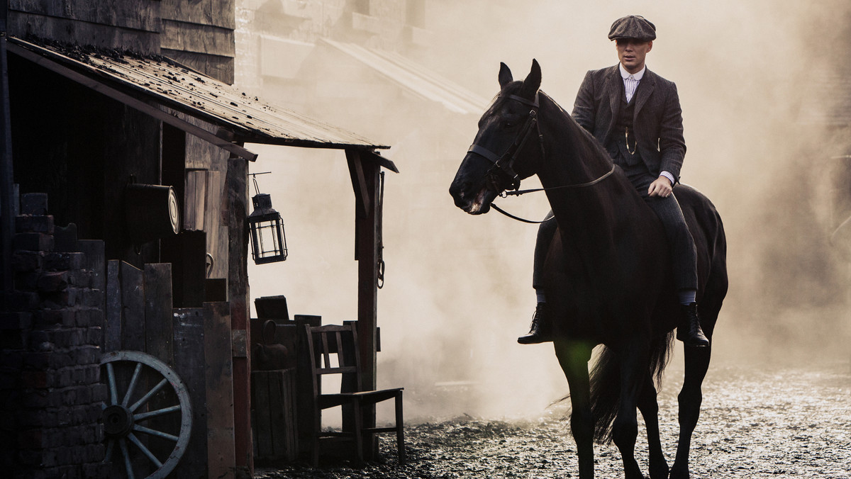 Stacja BBC potwierdziła realizację czwartego i piątego sezonu "Peaky Blinders". Obecnie na antenie emitowana jest trzecia seria produkcji z Cillianem Murphym w roli głównej.