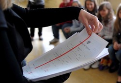 Kłopotliwe świadectwa z czerwonym paskiem. Kto zapłaci za ponadprzeciętne wyniki uczniów?