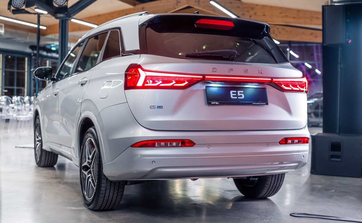 DFSK E5 to najtańszy nowy SUV z hybrydą plug-in