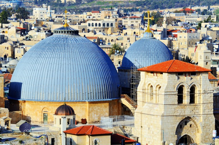 Bazylika Grobu Świętego - znajduje się w Dzielnicy Chrześcijańskiej na Starym Mieście Jerozolimy, w miejscu, gdzie znaleziono domniemany grób Jezusa Chrystusa. W bazylice znajduje się pięć ostatnich stacji drogi krzyżowej. Oprócz grobu Chrystusa w kościele znajduje się także Golgota, a więc skała na której wetknięto Krzyż w czasie ukrzyżowania Jezusa.