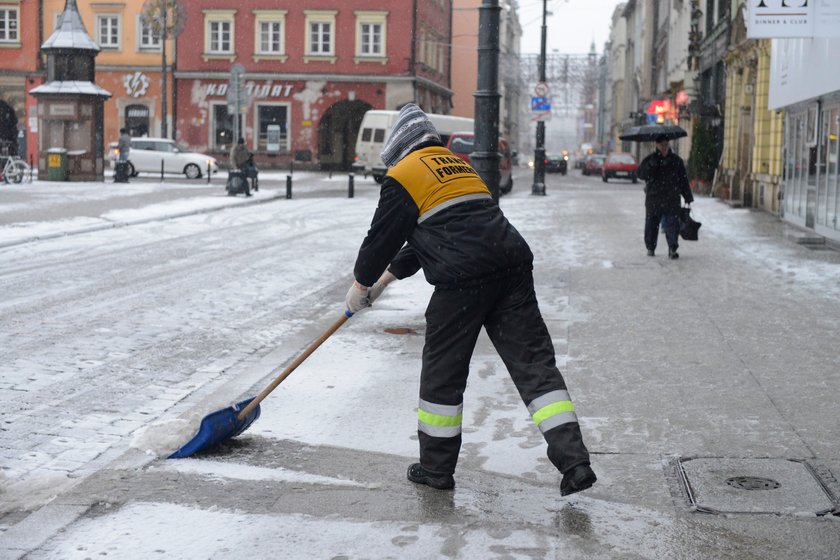 Odśnieżanie chodnika na wrocławskim pl. Solnym, tuż przy Rynku