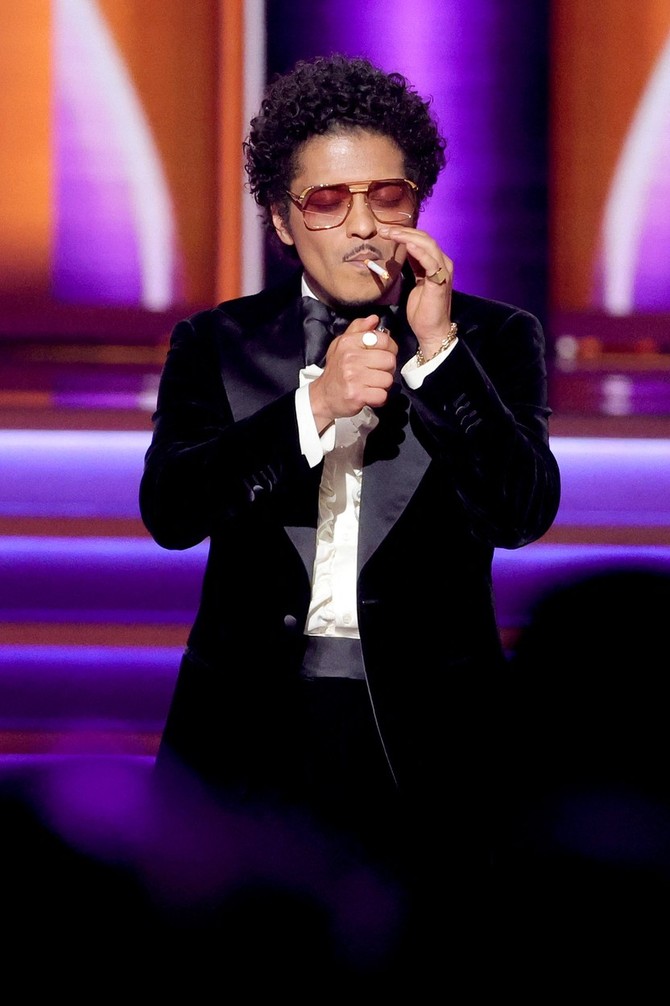 Bruno Mars pali cigaretu na bini 