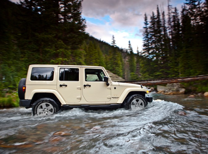 Jeep to ikona samochodów 4x4. Teraz słynna marka nabiera sił pod skrzydłami Fiata. W Polsce pojawiły się właśnie nowości amerykańskiej legendy bezdroży - oto Jeep Wrangler Unlimited i Jeep Grand Cherokee...