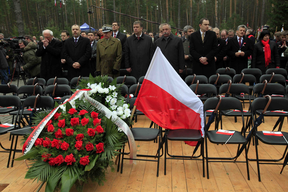 Uczestnicy uroczystości zebrani na cmentarzu wojskowym w Katyniu