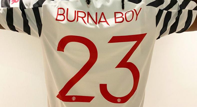 Burna Boy pays tribute to Michael Jordan in new Man United Jersey. (Twitter/BurnaBoy)