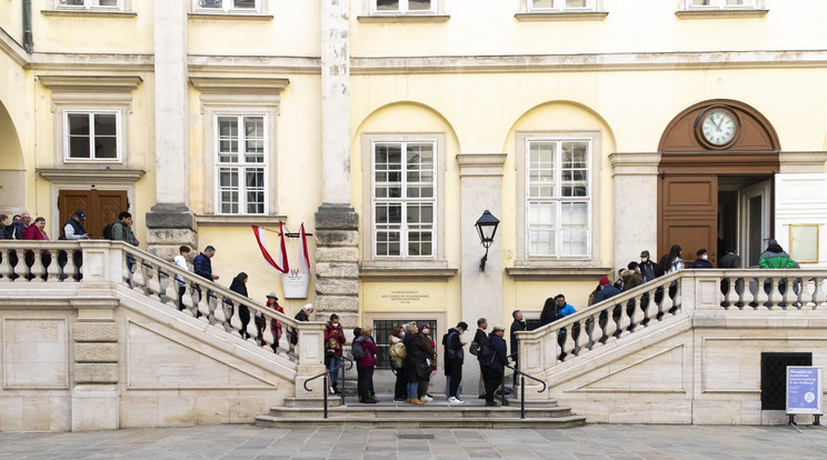 A koronavírus elleni oltás felvételére váró emberek a bécsi Hofburg előtt 2021. október 26-án / Fotó: MTI/AP/Lisa Leutner