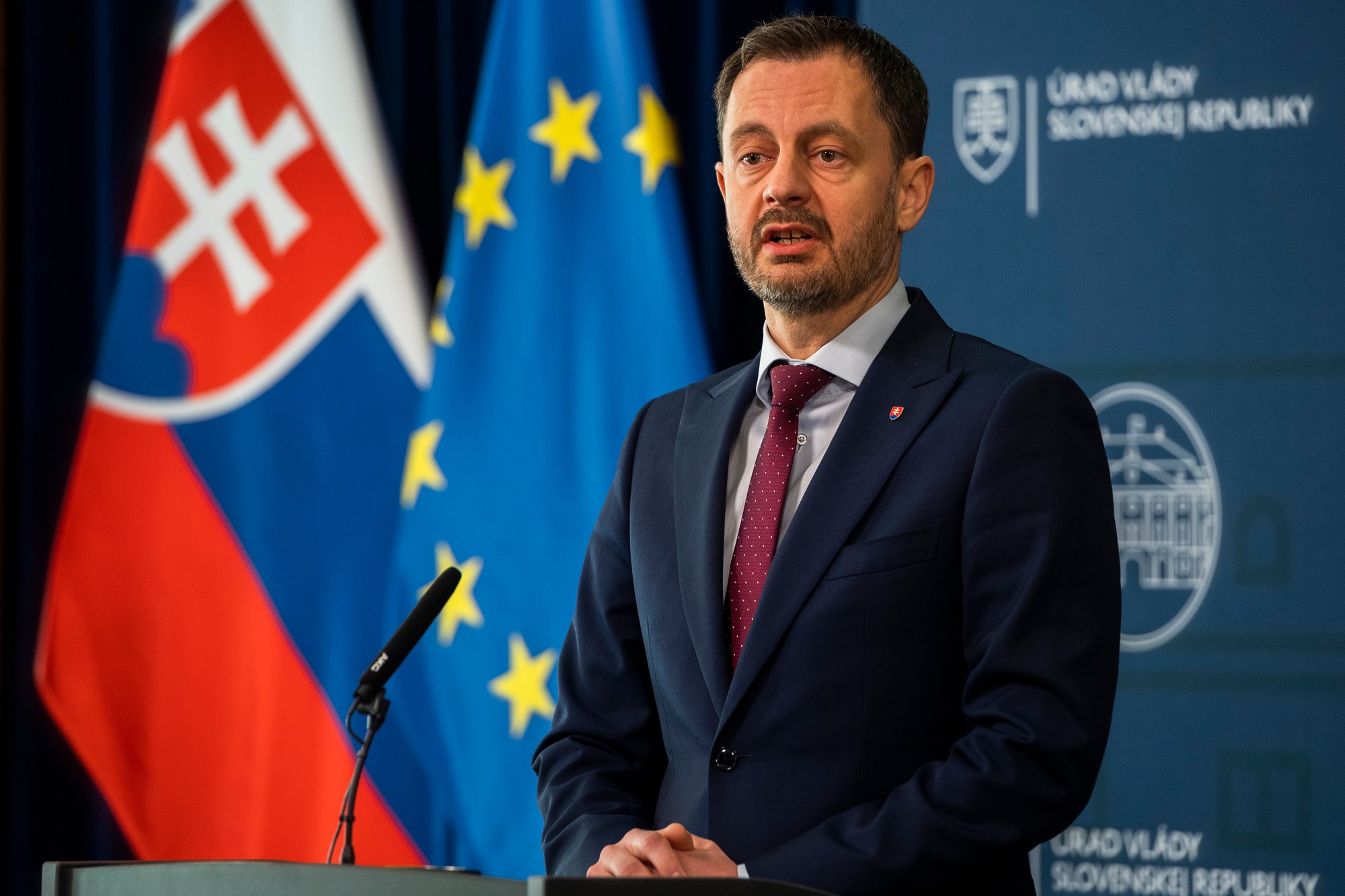 Predseda vlády SR Eduard Heger počas tlačovej konferencie po rokovaní Vlády SR k poslaniu stíhačiek MIG-29 na Ukrajinu.