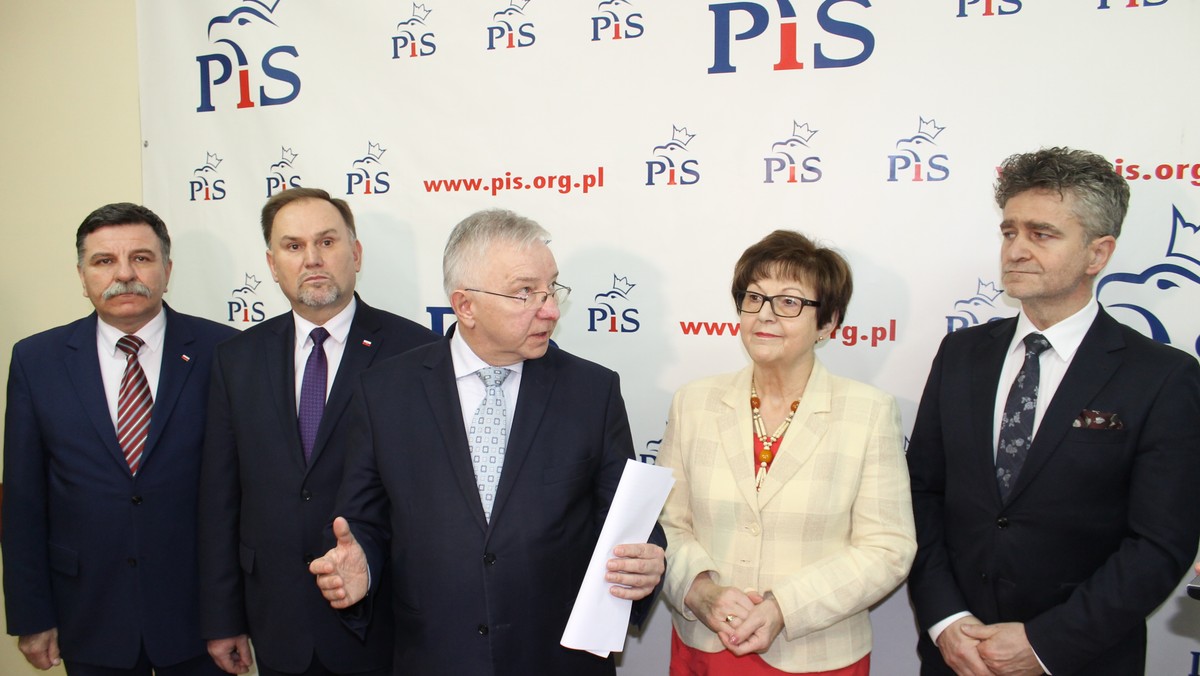 - Pewne środowiska polityczne wzywają wręcz do puczu w naszym państwie. To jest rzecz bardzo niepokojąca – mówił na dzisiejszej konferencji prasowej w Kielcach poseł Krzysztof Lipiec. W ten sposób prezes Prawa i Sprawiedliwości w województwie świętokrzyskim skrytykował planowane na 13 grudnia protesty przed biurami PiS-u. M.in. w Kielcach organizują je przedstawiciele opozycji i Komitetu Obrony Demokracji.